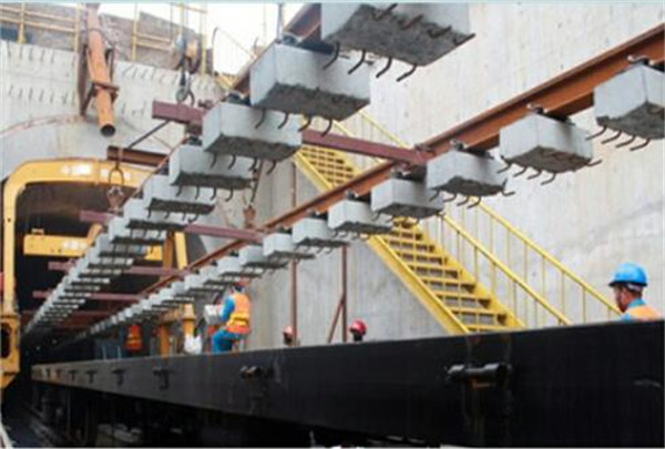 西(xī)安地鐵二(er)号線鋪軌(gui)所用公司(sī)混凝土軌(gui)枕産品