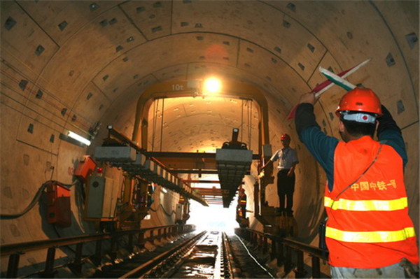 公司生(shēng)産的短軌(gui)枕産品用(yong)于西安地(dì)鐵二号線(xian)全段工程(cheng)