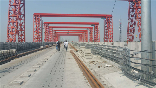 2018年(nián)6月西安北(bei)至機場城(cheng)際鐵路鋪(pù)設軌枕現(xian)場